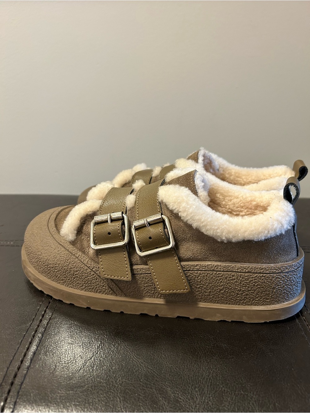 Women’s UGG buckle clogs Size 5
